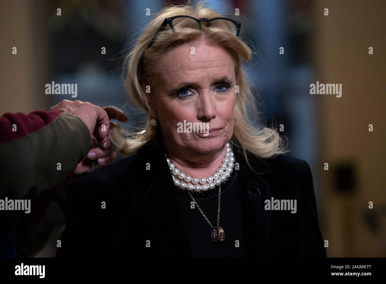 Rappresentante degli Stati Uniti Debbie Dingell (Democratico del Michigan) termina una intervista televisiva sul Campidoglio di Washington, DC, Stati Uniti, giovedì, 19 dicembre 2019. Il Presidente degli Stati Uniti, Trump recentemente insultato defunto marito e più longevo membro del Congresso, ex rappresentante degli Stati Uniti John Dingell. Credito: Stefani Reynolds/CNP /MediaPunch Foto Stock