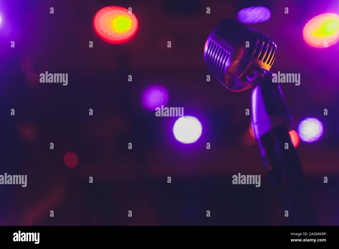 Andiamo a cantare in stile retro microfono su uno sfondo colorato Foto  stock - Alamy