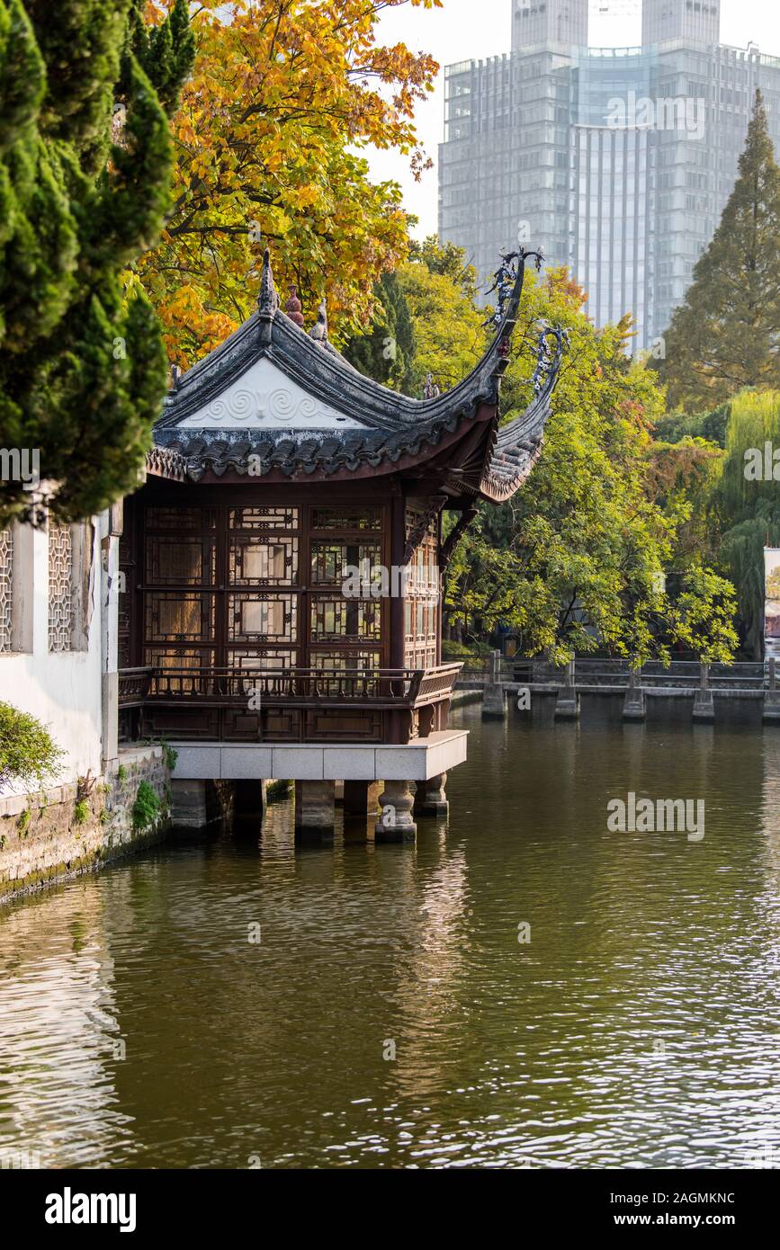 Tradizionale padiglione Cinese e il lago interno del Palazzo Presidenziale di Nanjing, Jiangsu, Cina, alloggiata la carica di Presidente della Repubblica Foto Stock