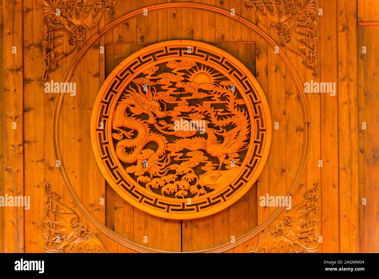 Scolpire il drago cinese e phenix su una porta di legno Foto Stock