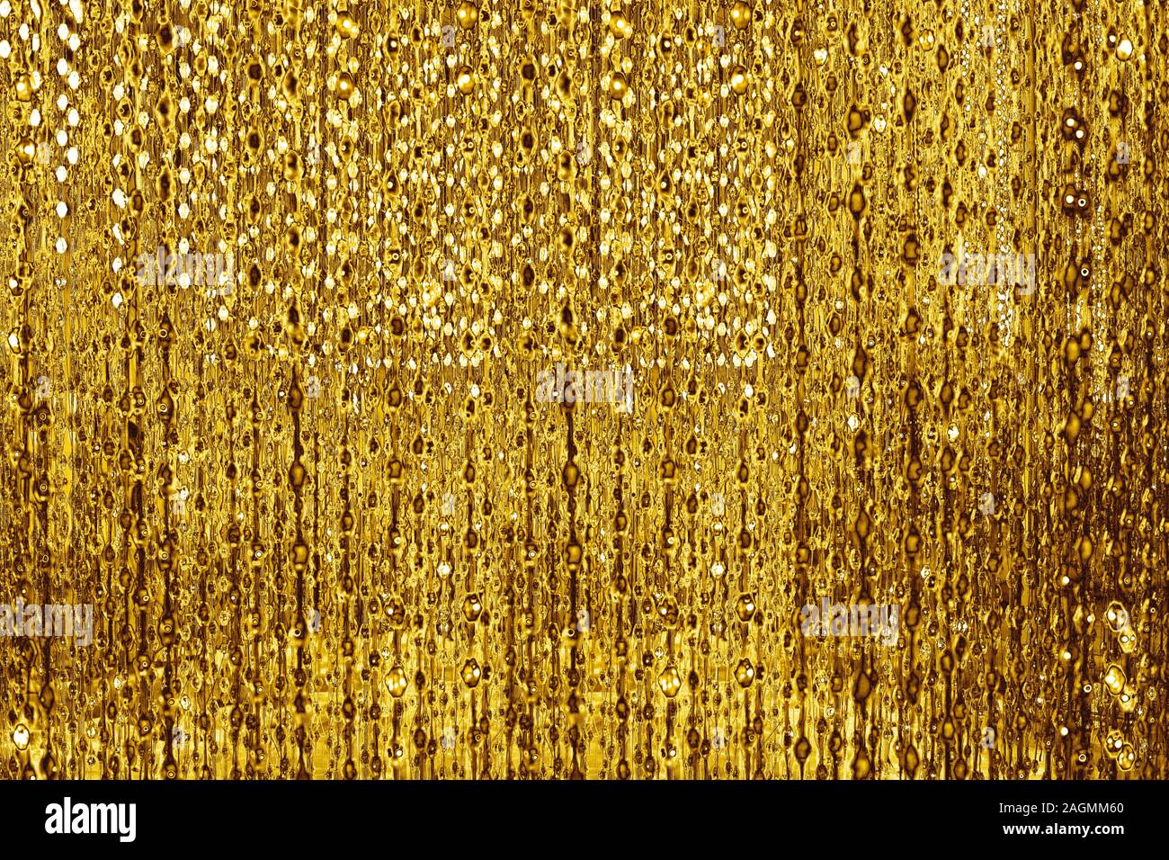 Abstract lucide linee dorate e bolle sfondo sfocato sfondo bokeh, incandescente color oro strisce decorative pattern, giallo finitura metallica Foto Stock
