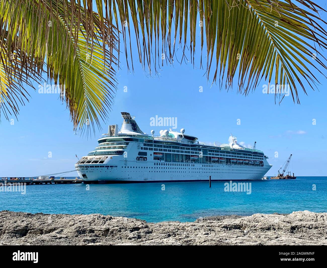 COCOCAY, BAHAMAS - 9 APR 2019: Incanto dei mari Royal Caribbean Cruise inserito. Giorno Perfetto a CocoCay Foto Stock