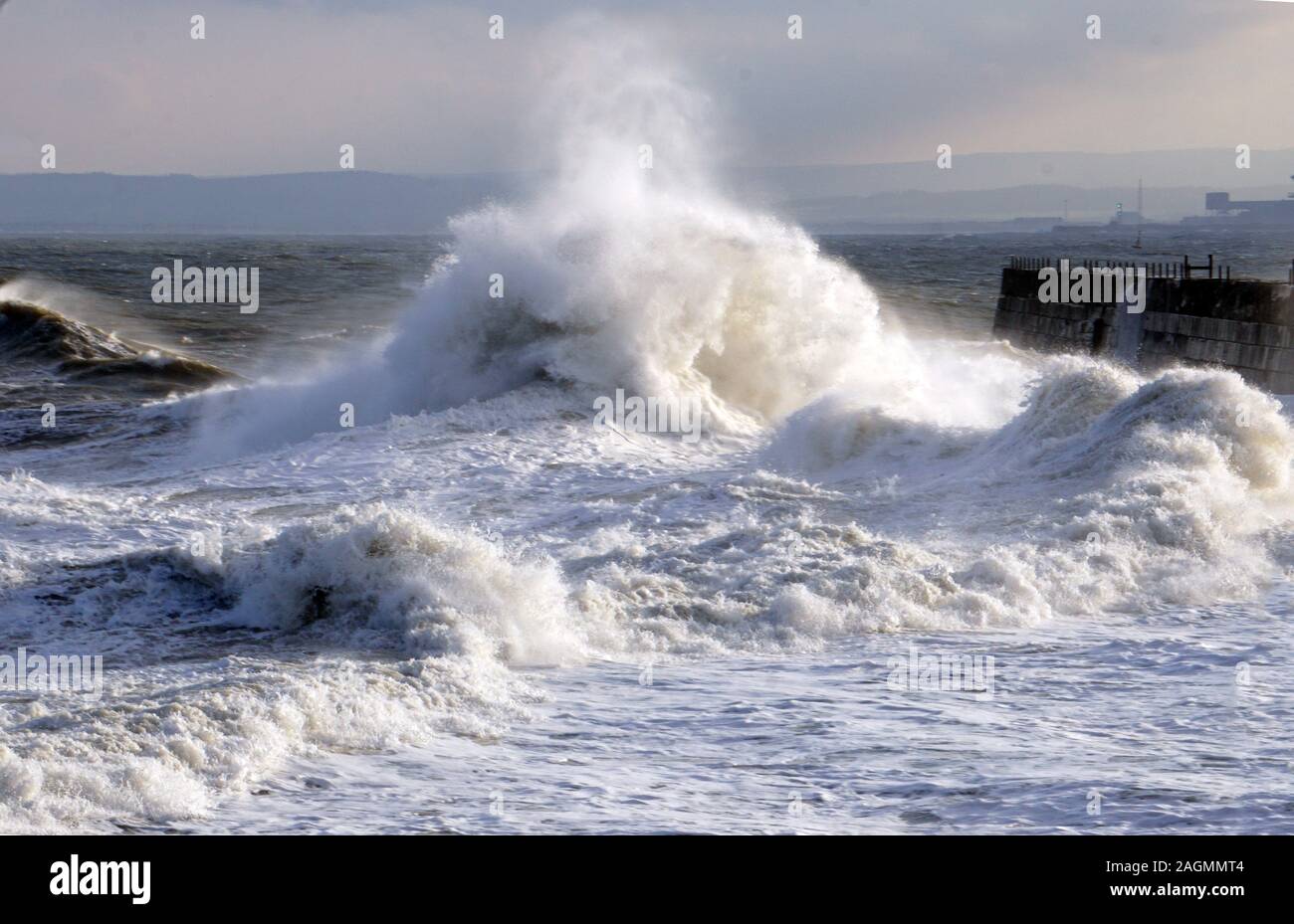 Il mare in tempesta con onde che si infrangono in inverno Hartlepool Headland Foto Stock