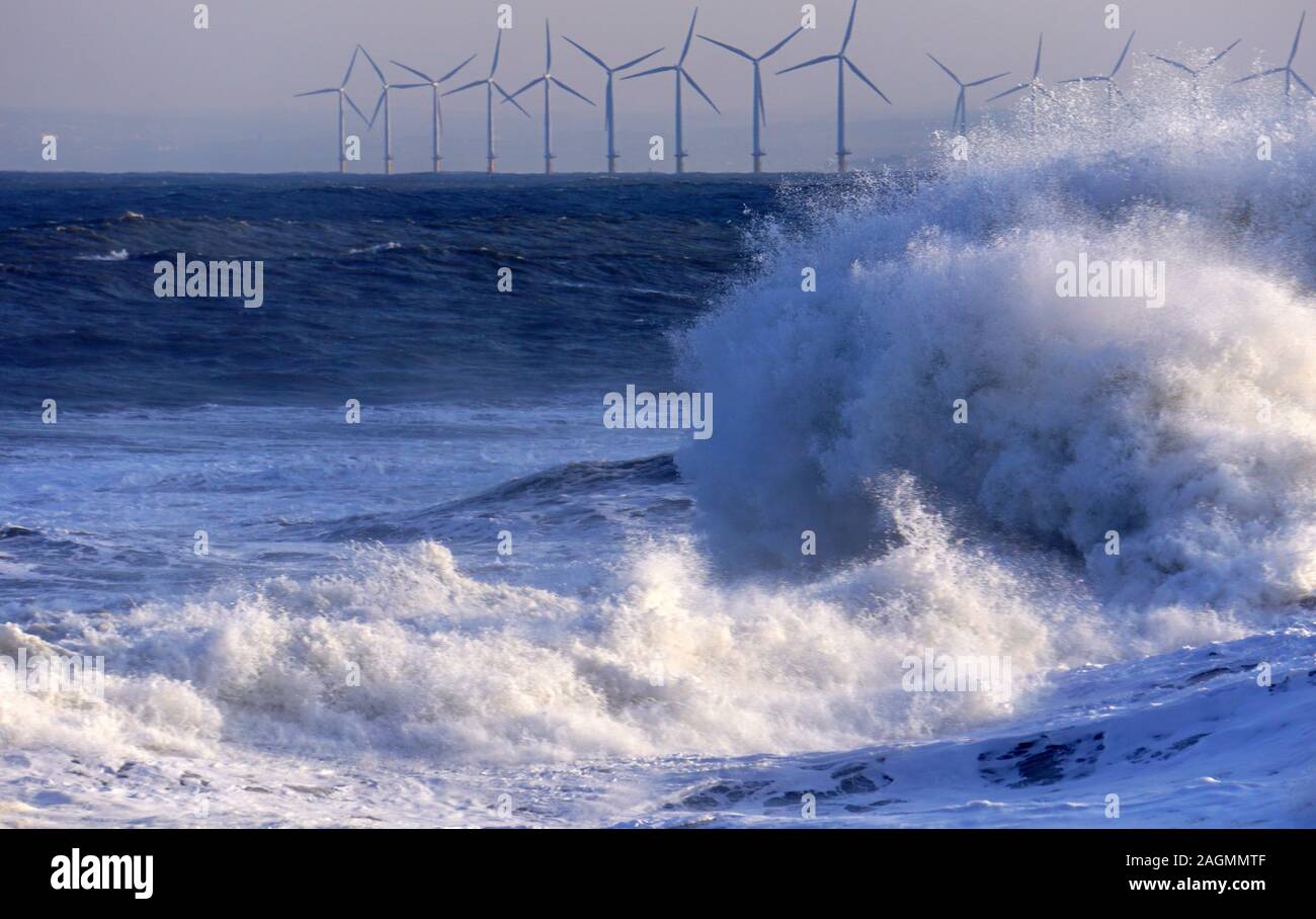 Il mare in tempesta con onde che si infrangono in inverno Hartlepool Headland Foto Stock