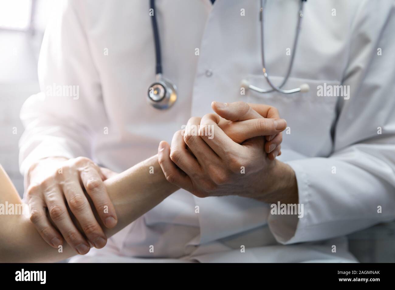 Assistenza medica e il concetto di empatia - medico tenendo la mano del paziente Foto Stock