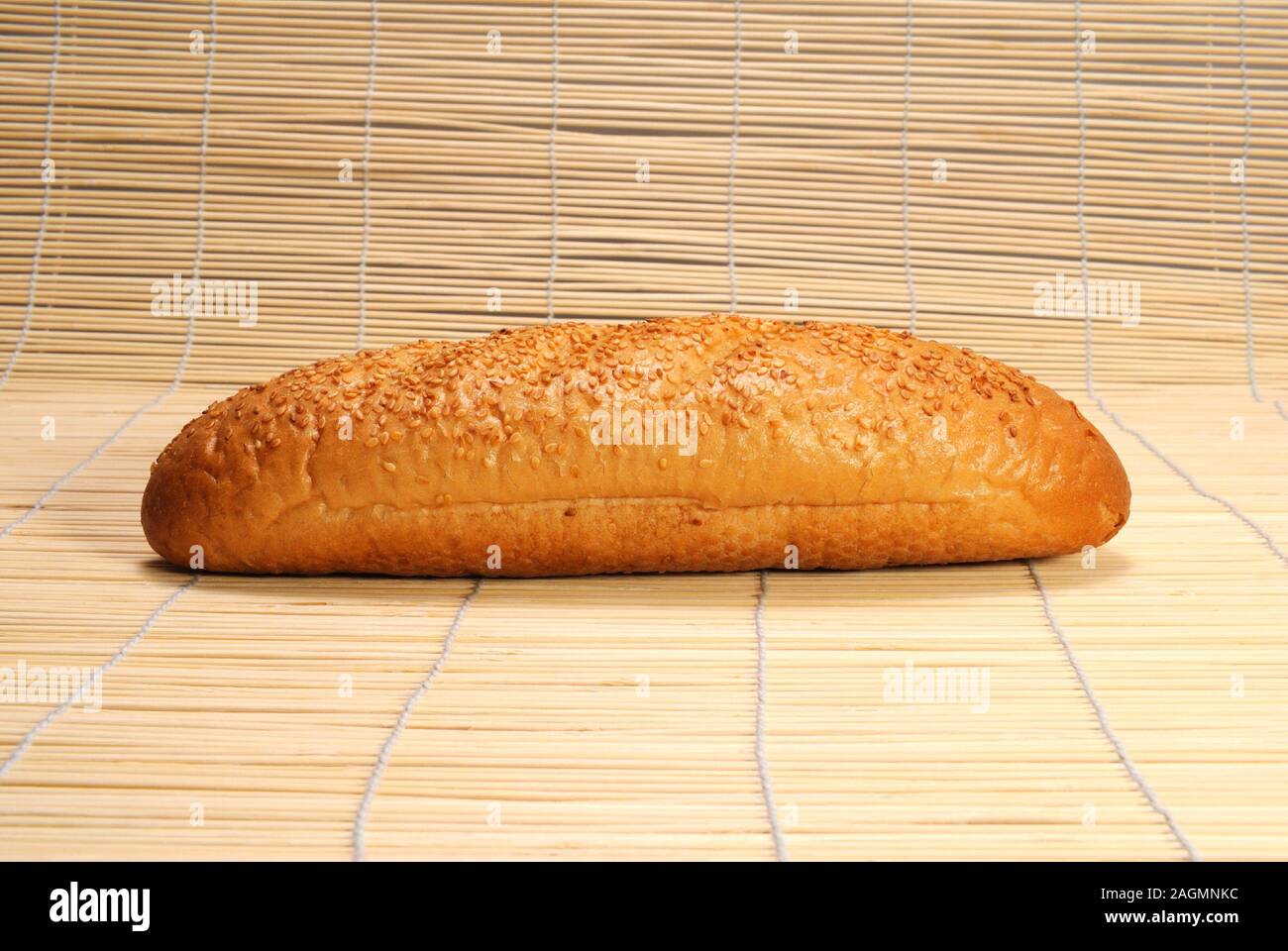 Mini francese baguette di pane con semi di sesamo Foto Stock