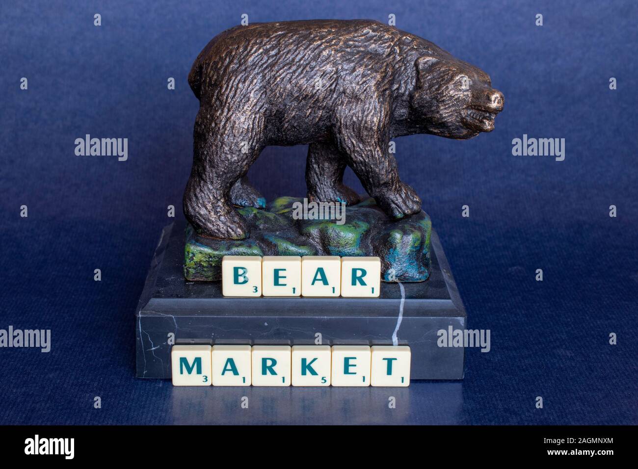 Recare mercato rappresentato da un orso è quando il sentimento è bassa e i mercati finanziari sono in calo. Foto Stock