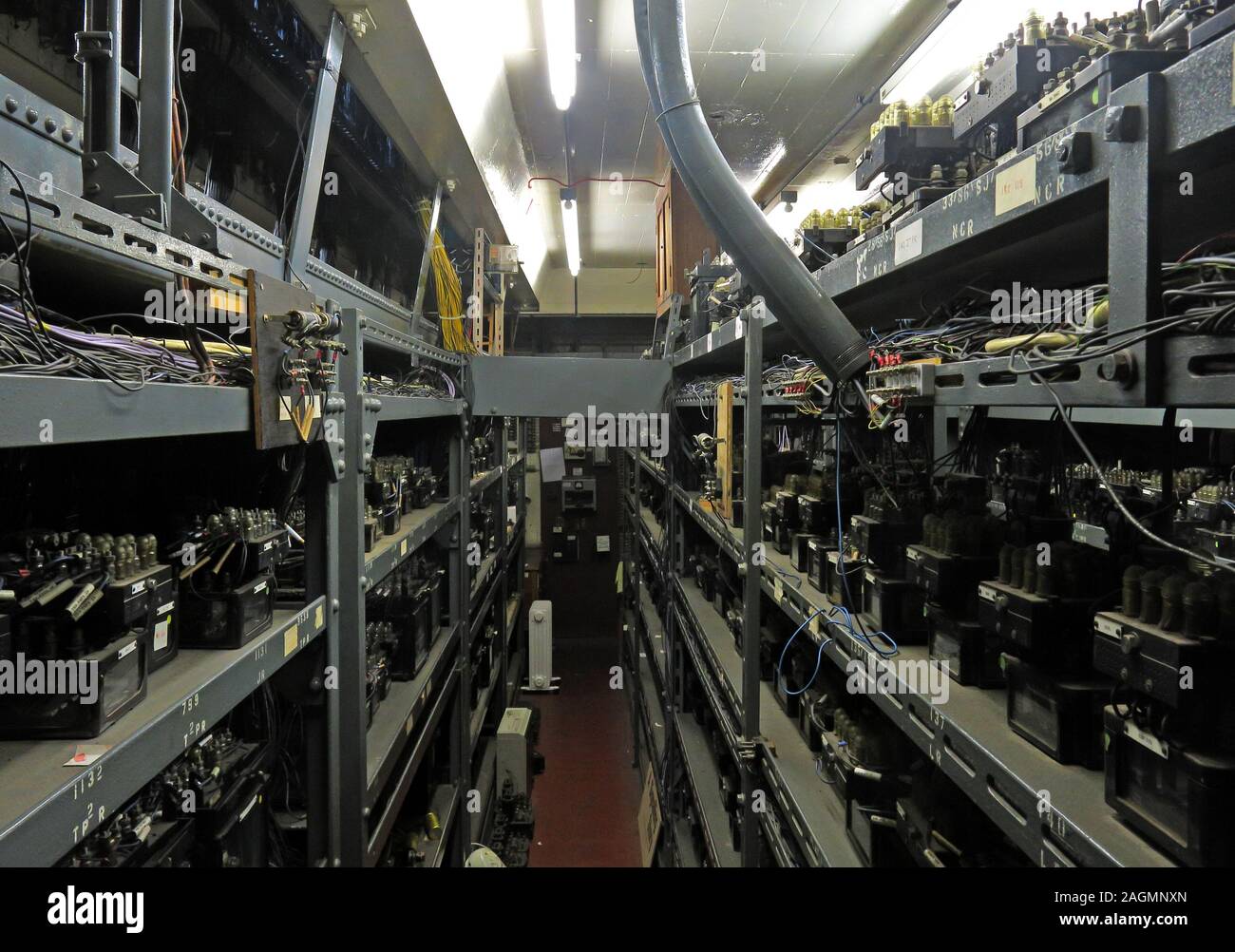 Sala relè British Rail Signal Box del vecchio stile anni '50 - generalmente sotto la scatola principale - banchi di relè elettronici algoritmici Wespac a Crewe Foto Stock