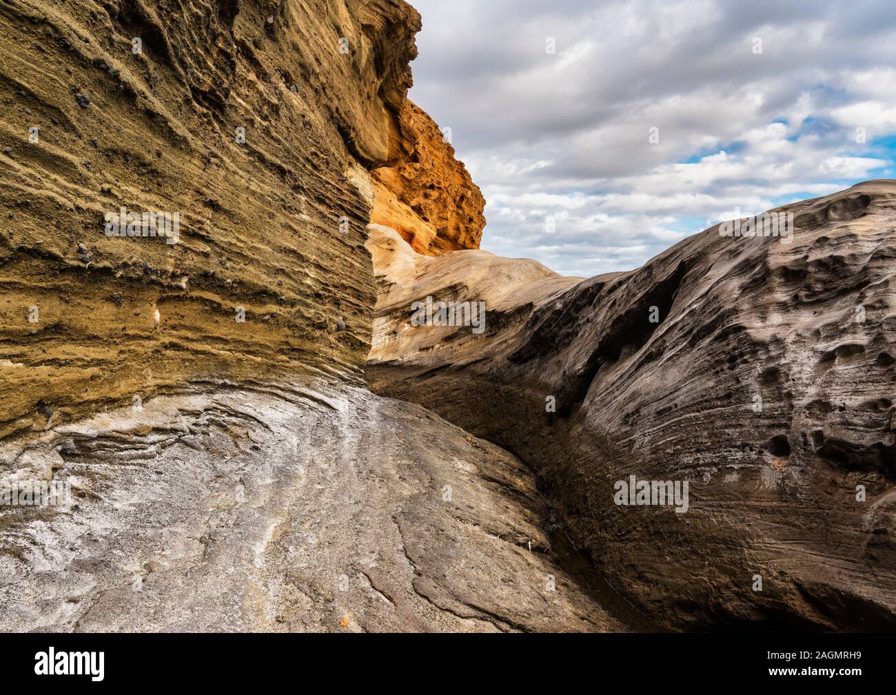 Particolare di rocce vulcaniche erose e stagionato che formano il lato seaward del cono phreatomagmatic del Montana Amarilla, Costa del Silencio, Tenerife Foto Stock