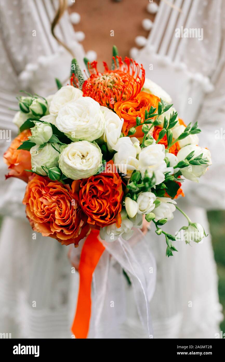 D'autunno bella Bouquet nozze con rose arancione nelle mani della sposa Foto Stock