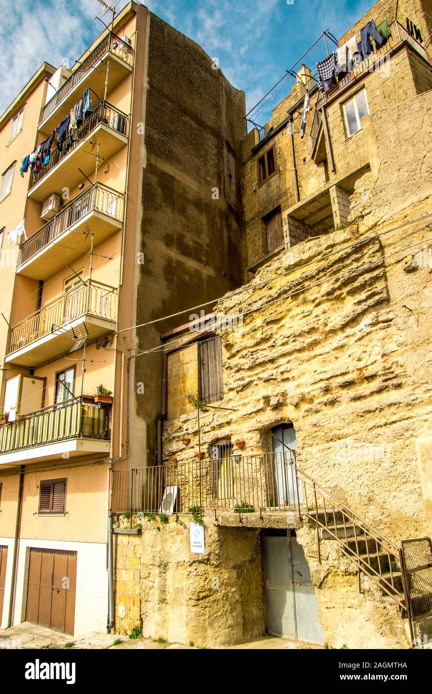 Uno strano edificio che è moderno un luogo ma poi ha un molto vecchio pezzo di parete situato in altra parte di esso. Foto Stock