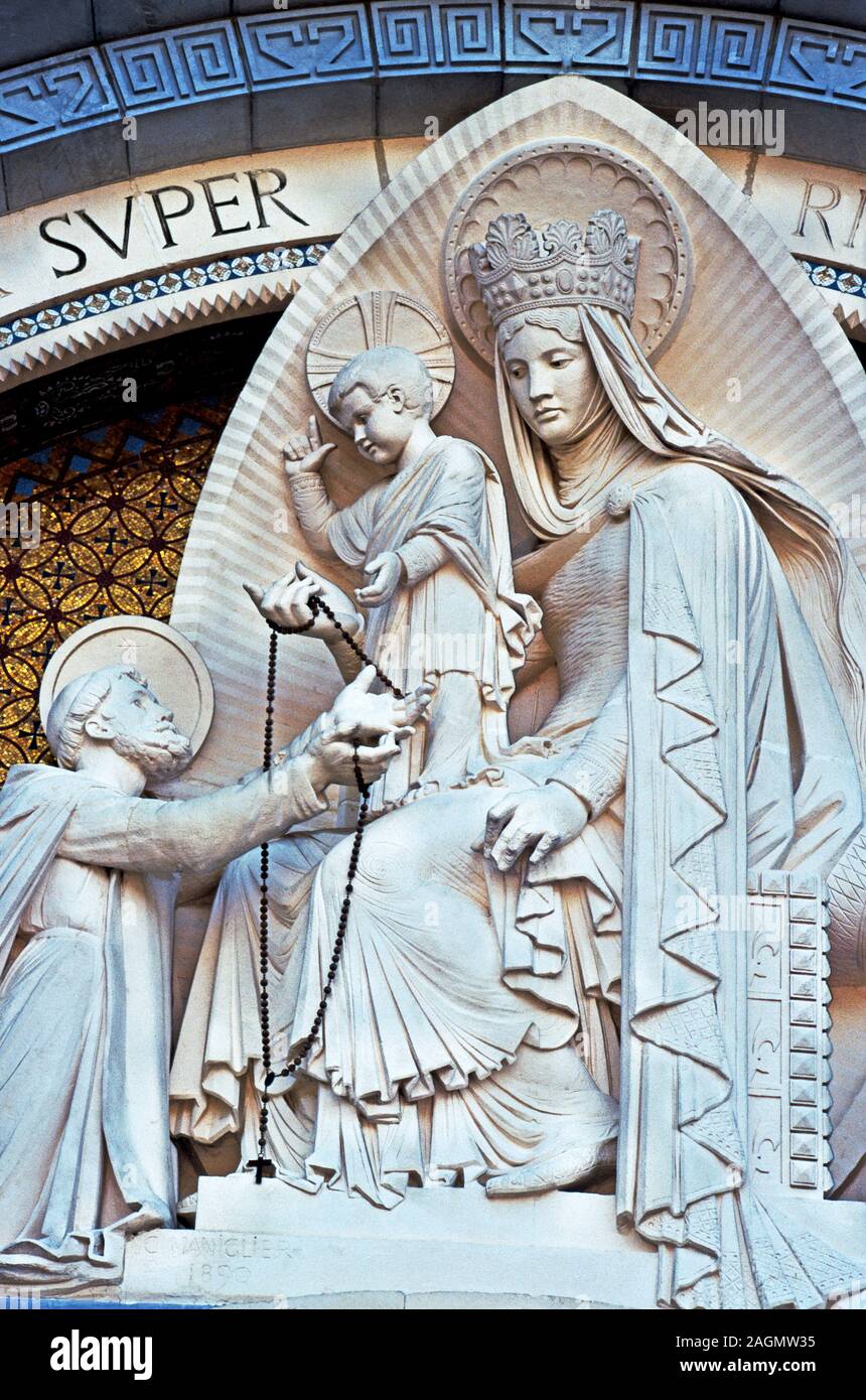 Lourdes nel sud-ovest della Francia.la statua della Vergine Maria che ...