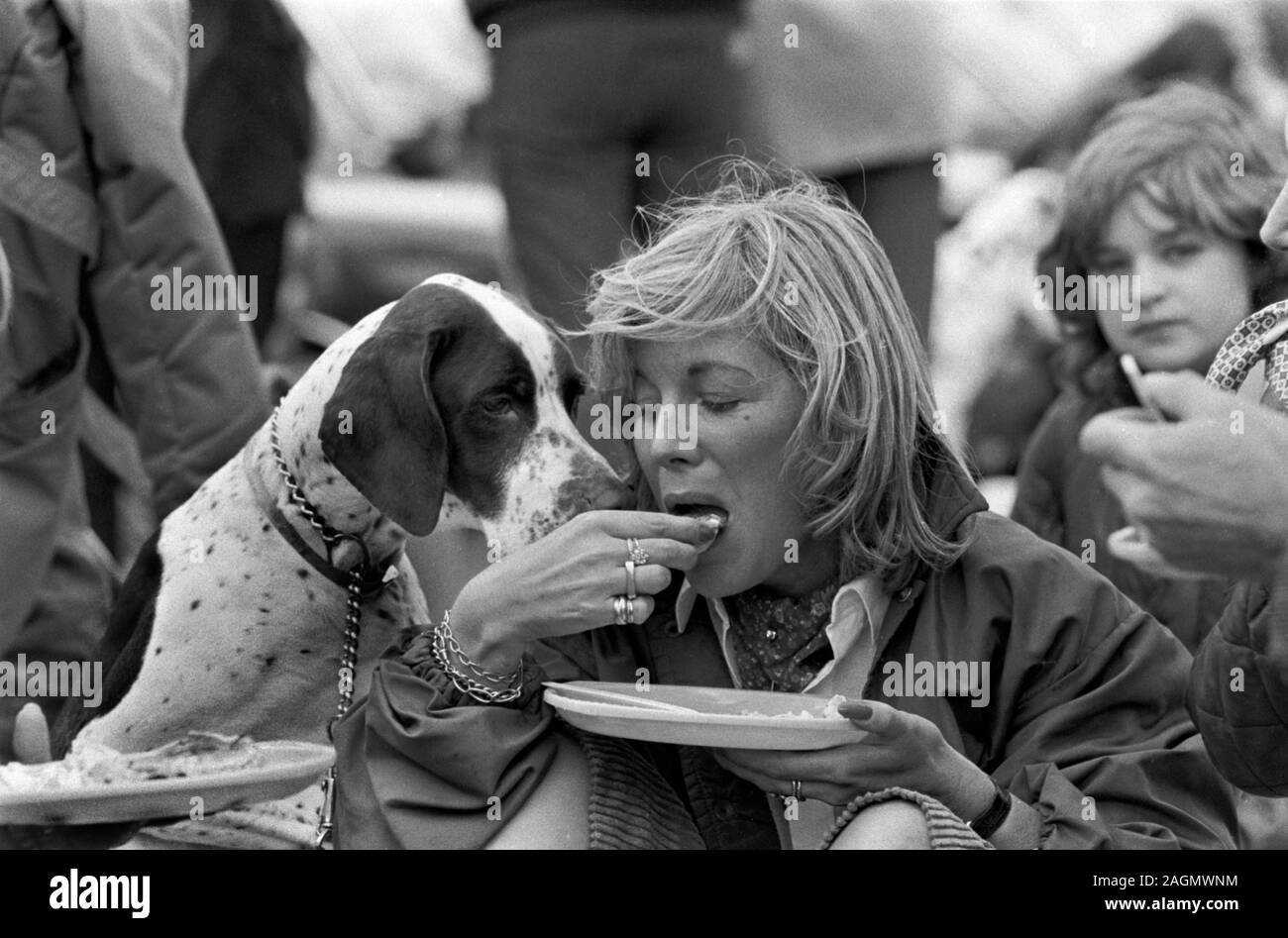 Cane animale domestico che viene dato un trattamento. Cibo umano condiviso con gli animali domestici anni '80. Gli inglesi amano i loro cani da compagnia. Persone al Cowdray Park Polo Club 1981 UK HOMER SYKES Foto Stock
