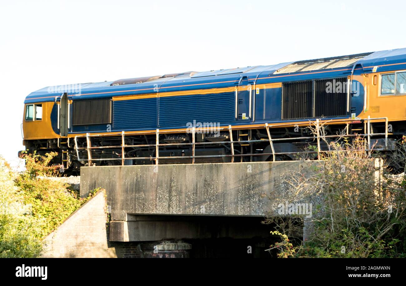 Un treno merci viaggiano attraverso la campagna britannica di prendere le merci da A a B. Foto Stock