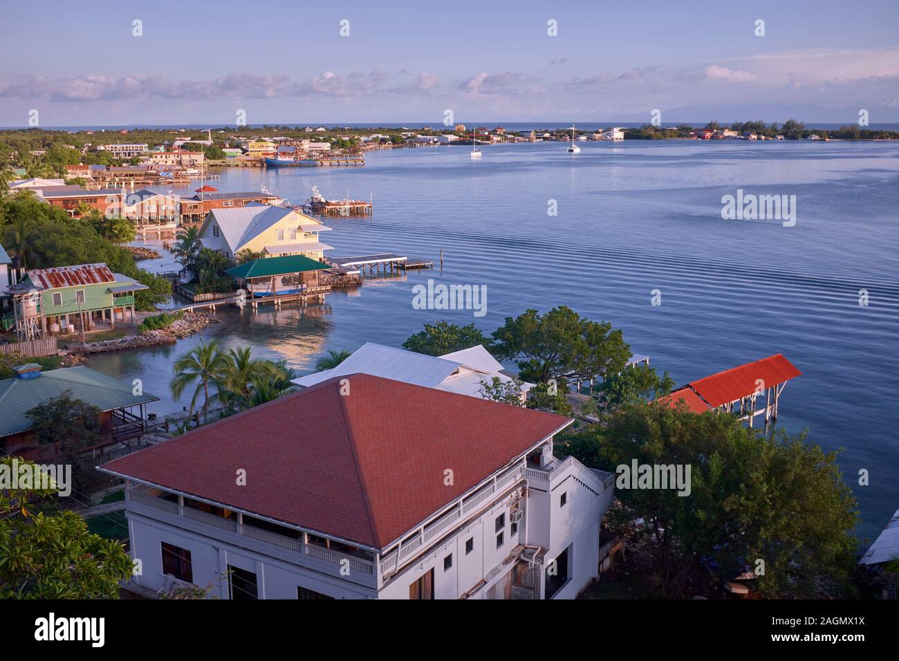 Una vista sul porto di Utila, Utila, isole della baia di Honduras Foto Stock
