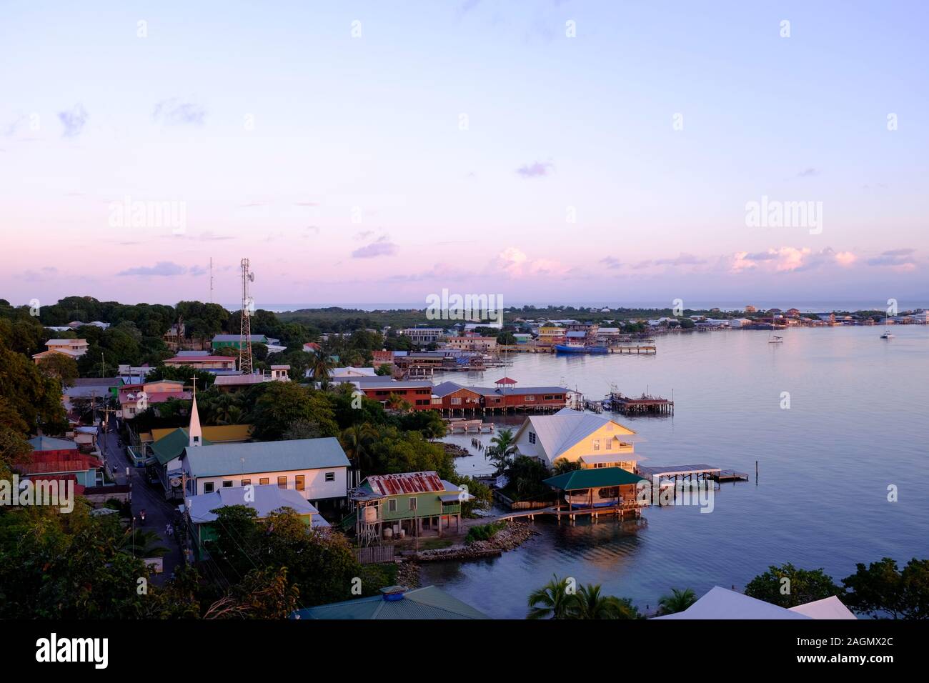 Una vista sul porto di Utila, Utila, isole della baia di Honduras Foto Stock