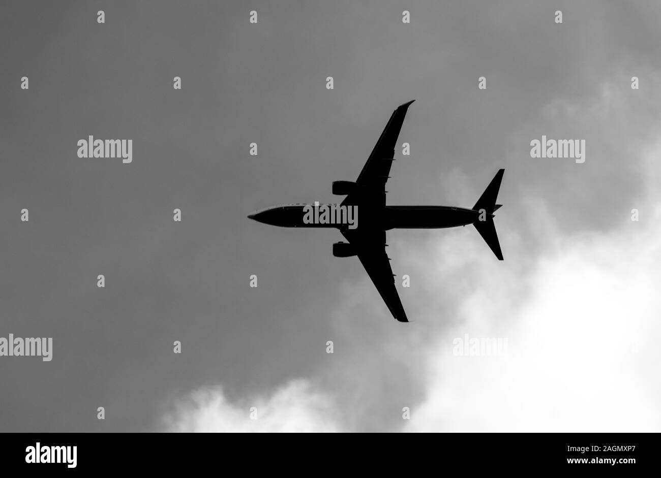 Un Boeing 737 vola overhead, stagliano dal cielo. Foto Stock
