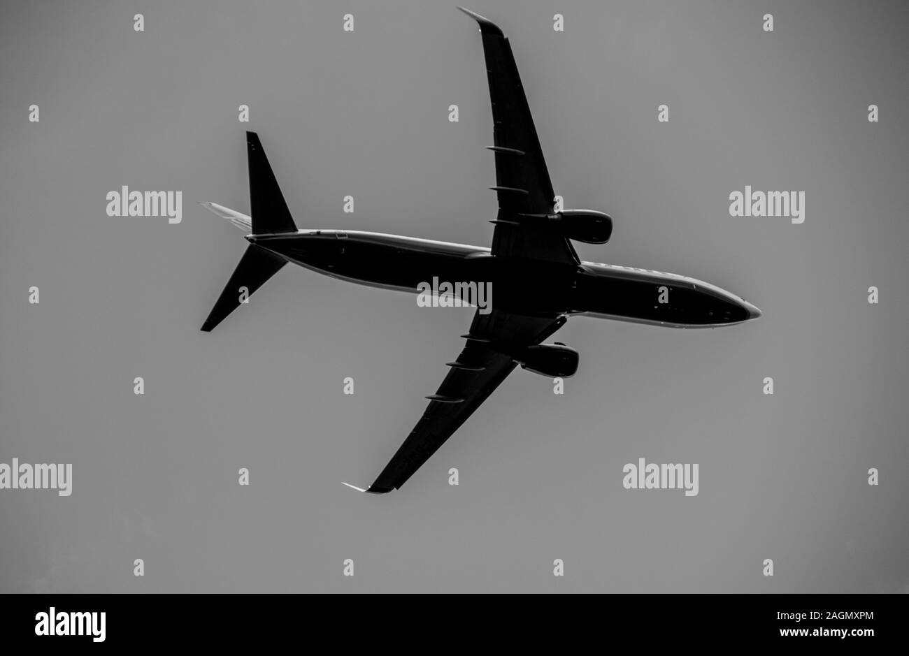 Un Boeing 737 vola overhead, stagliano dal cielo. Foto Stock