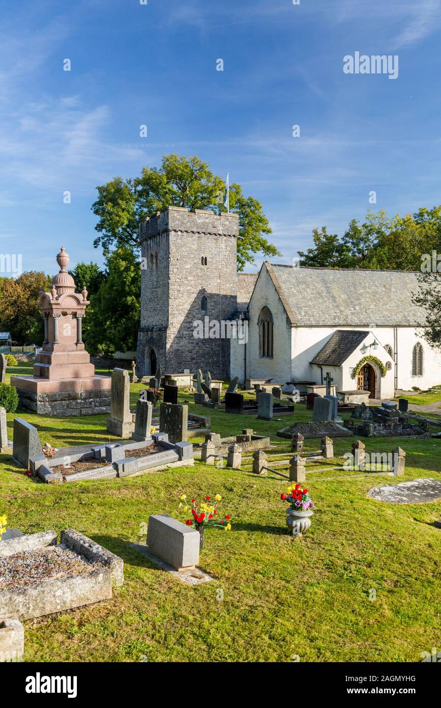Il dipinto di bianco chiesa parrocchiale di San Cadoc e circondante il cimitero nel villaggio di Llancarfan, Vale of Glamorgan, Wales, Regno Unito Foto Stock