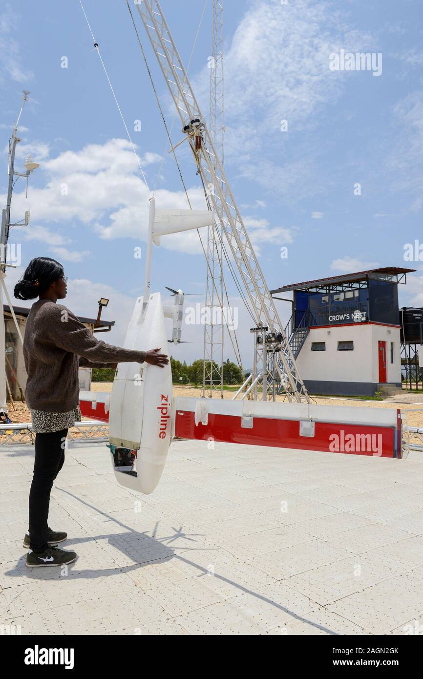 Il Ruanda, a Gitarama, Muhanga, zipline drone aeroporto , zipline è un americano di start-up e offre il sangue preservare e medicinali da fuco a rurali Centri di salute, la batteria guidato Zip 2 può viaggiare ad una velocità superiore intorno 79 miglia per ora, portando 3,85 libbre di carico ed ha una gamma di 160 km andata e ritorno, la scatola di mandata è scesa da un piccolo paracadute, area di atterraggio , dopo lo sbarco le ali e la batteria sono rimossi dal cap / il Ruanda, a Gitarama, Muhanga, zipline Drohnen Flugstation, zipline ist ein amerikanisches start-up und transportiert Blutkonserven und Medikamente mit Drohnen wie der Zi Foto Stock