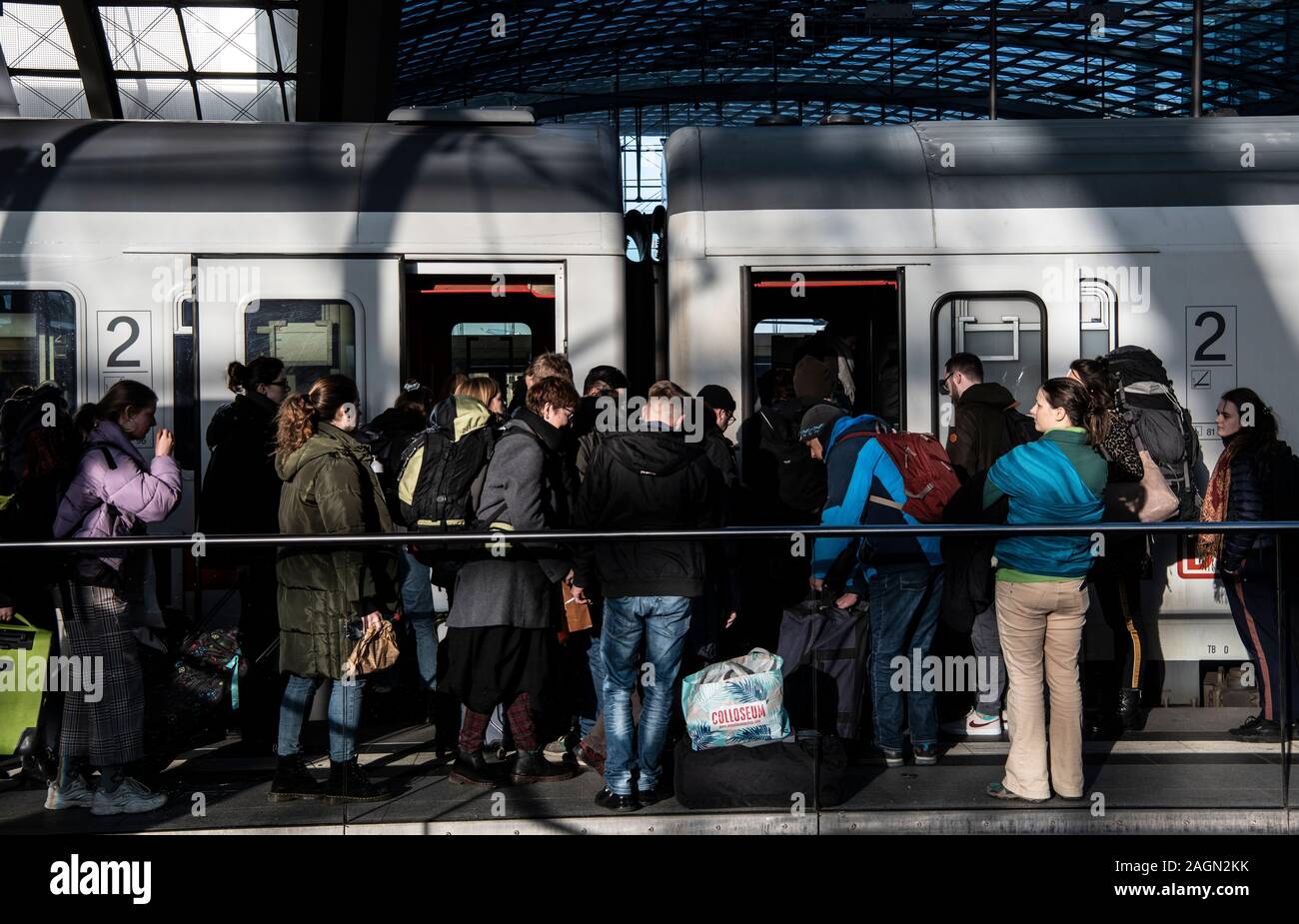 Berlino, Germania. Xx Dec, 2019. I passeggeri a bordo di un treno alla stazione ferroviaria principale. A partire dal 1 gennaio, i prezzi dei biglietti per i viaggi a lunga distanza su Deutsche Bahn AG (DB) diminuirà di circa il dieci per cento. Secondo la società, la ragione di questo è la riduzione di imposta sul valore aggiunto, che renderebbe il risparmio e flex prezzi più bassi. Credito: Paolo Zinken/dpa/Alamy Live News Foto Stock