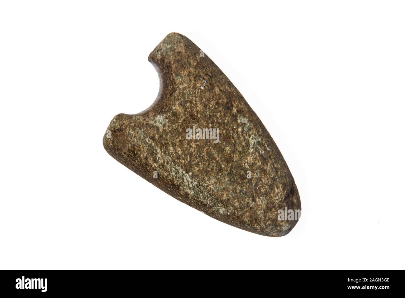 Una rotta neolithical ascia in pietra, isolato su bianco Foto Stock