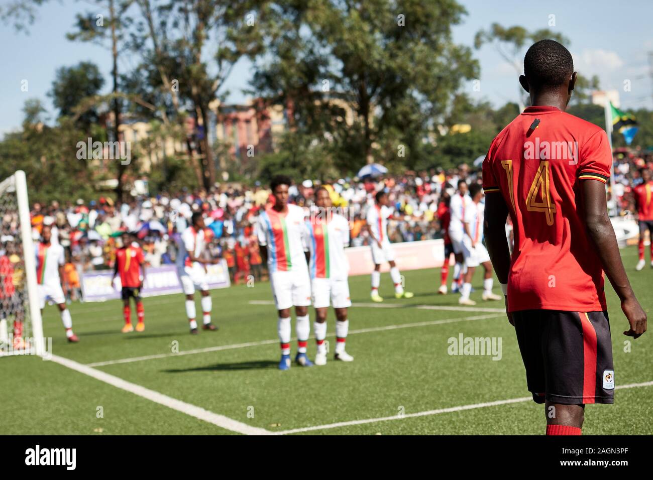 Kampala, Uganda. 19 dic 2019. Anukani luminoso (14, Uganda) si prepara a prendere un calcio di punizione. Uganda v Eritrea, finale, Senior CECAFA Challenge Cup 2019. Star volte Stadium a Lugogo. Uganda andare a vincere 3-0, e rivendicazione il loro XV CECAFA title (ma solo la seconda dove lo hanno fatto senza perdere i giochi del torneo). Credito: XtraTimeSports (Darren McKinstry) / Alamy. Foto Stock