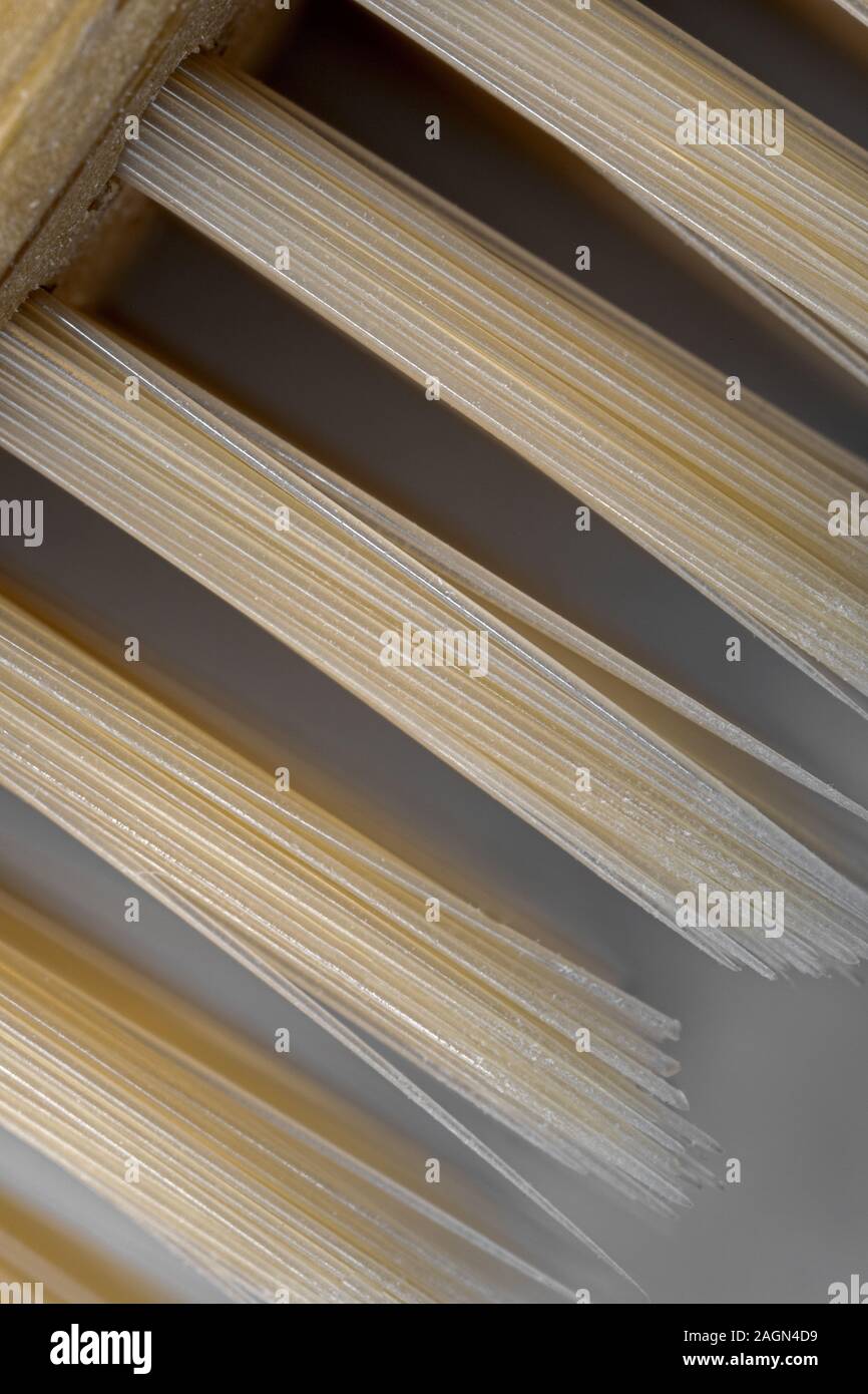 Close up viscosa setole di uno spazzolino da denti in bambù Foto Stock