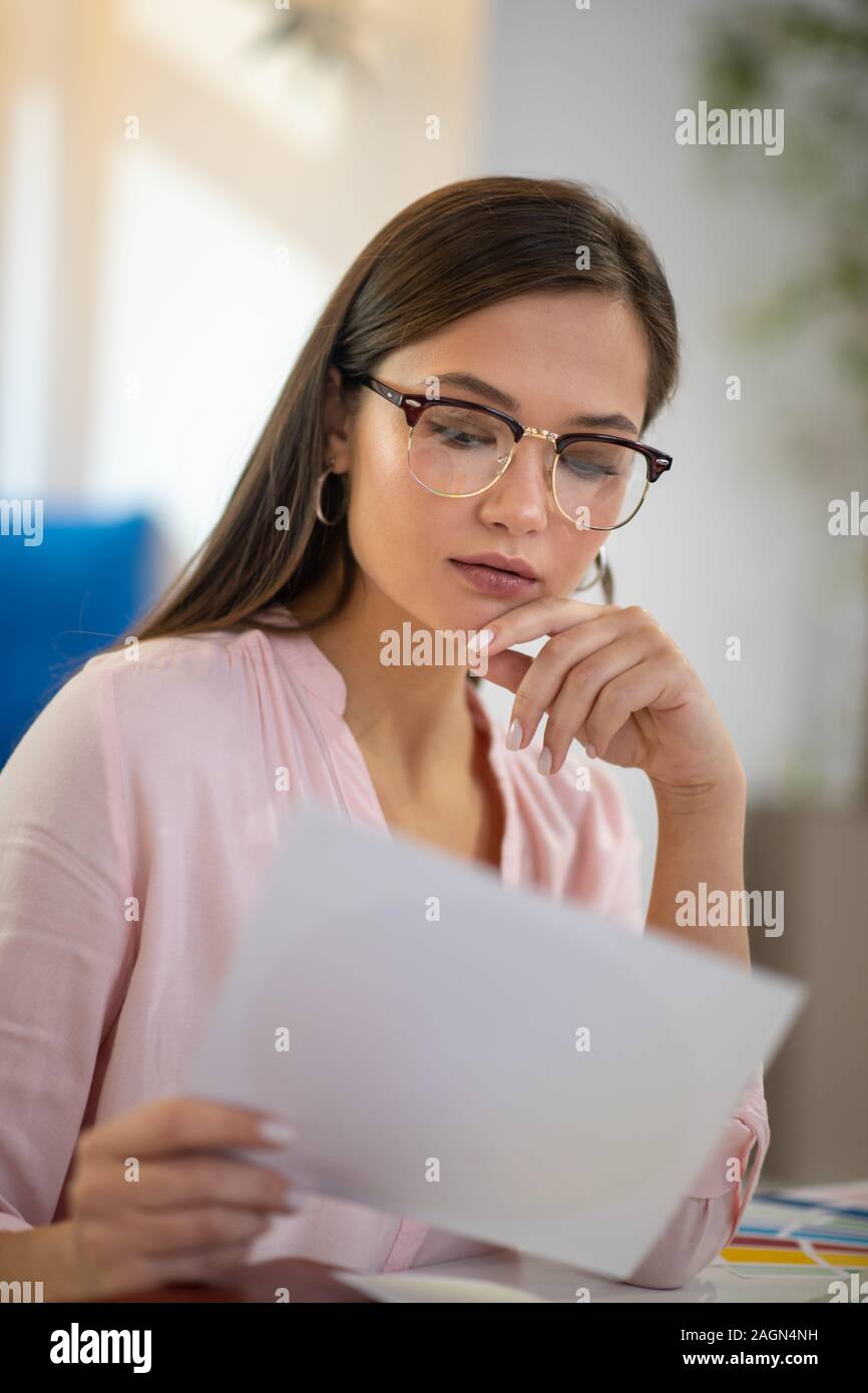 Premurosa donna graziosa cercando nuove idee Foto Stock
