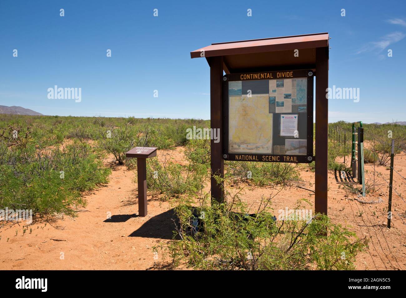 NM00164-00...NEW MEXICO - Attraversamento stradale per il Continental Divide Trail e segnavia nel caldo Chiricahua desolato deserto. Foto Stock