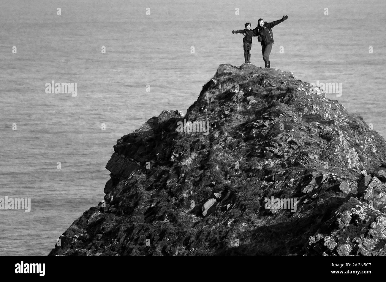 Due persone al di sopra dei Cìrean Geardail vicino Stoer faro Foto Stock