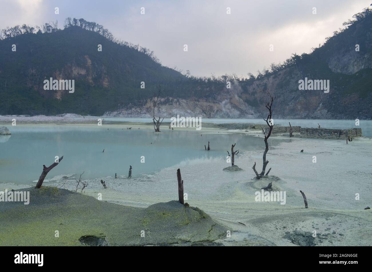 Cratere Bianco o noto come 'Kawah Putih'. Una delle destinazione turistiche a Ciwidey, West Bandung, West Java, Indonesia Foto Stock