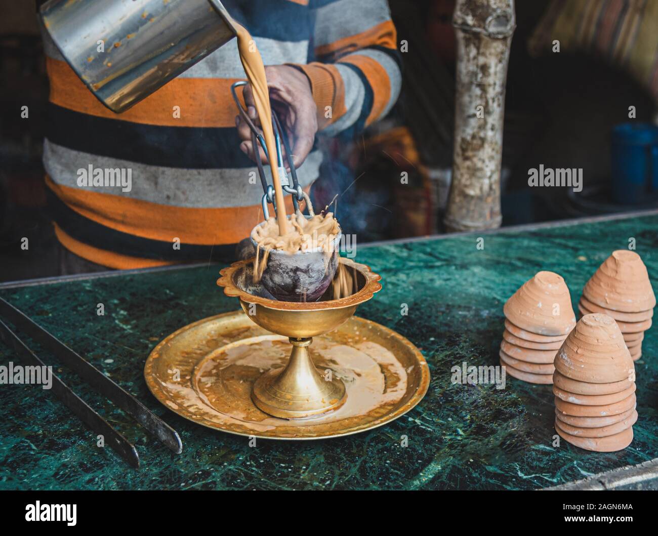 La preparazione e la colata di stile Indiano Tandoori calda tè/Chai . Messa a fuoco selettiva è Foto Stock