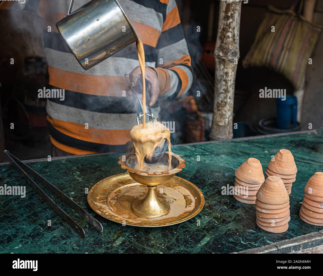 La preparazione e la colata di stile Indiano Tandoori calda tè/Chai . Messa a fuoco selettiva è Foto Stock