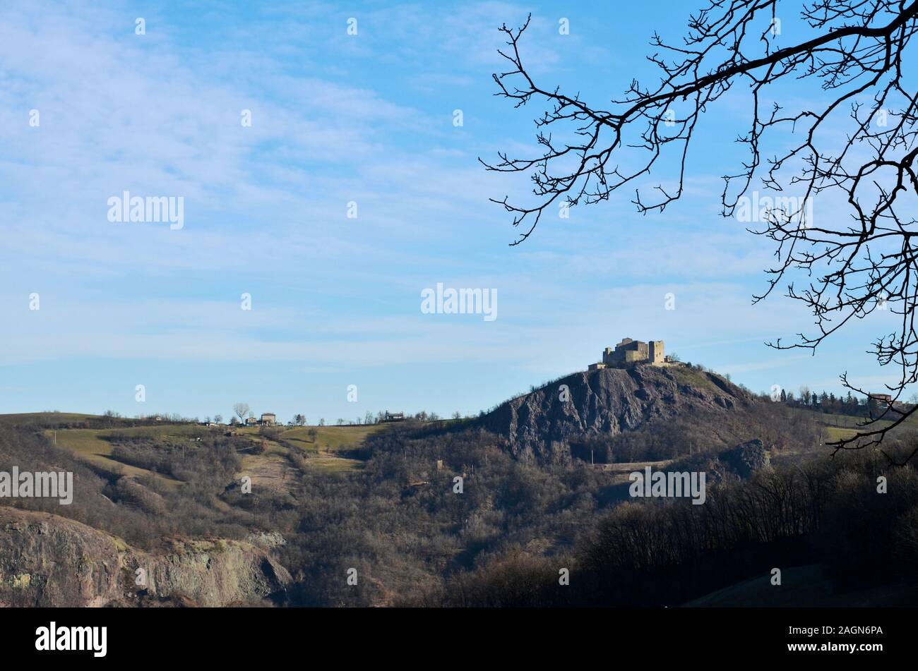 Il castello di Rossena è situato nella zona delle Terre Matildiche nell'Apennino Reggiano. I resti del castello, salire su un colore rossastro scogliera vulcanica Foto Stock
