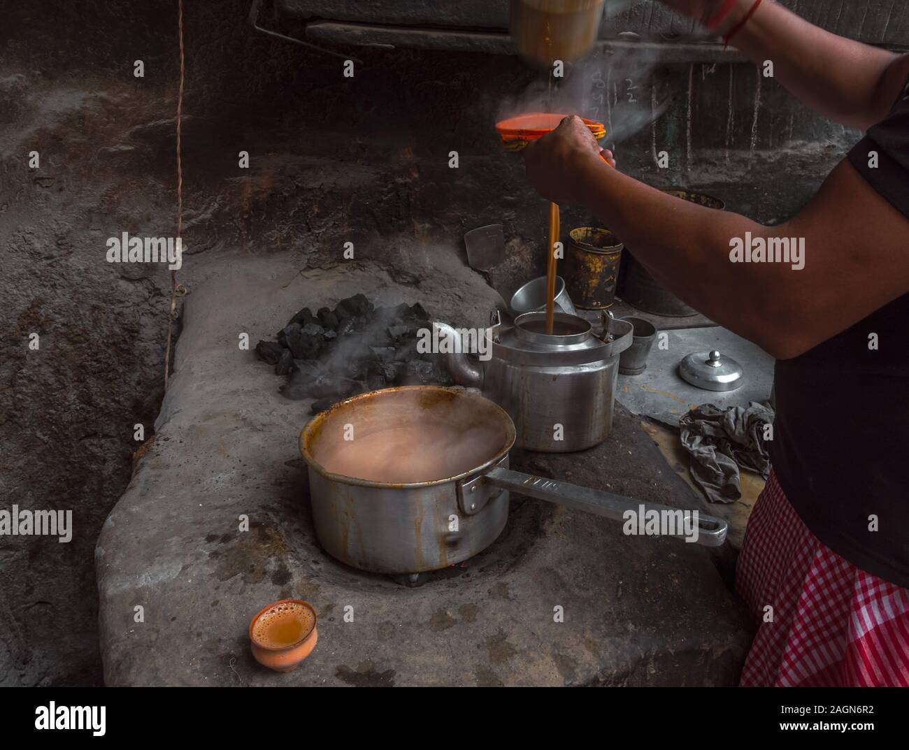 Strada di stile indiano di latte caldo tè/Chai . Messa a fuoco selettiva è utilizzata. Foto Stock