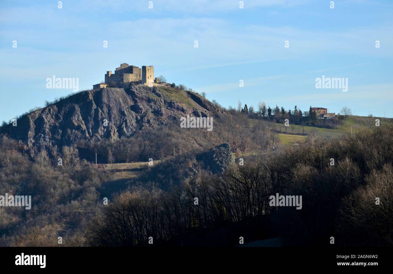 Il castello di Rossena è situato nella zona delle Terre Matildiche in Papennino Reggiano. I resti del castello, ben conservata, salire su un rosso Foto Stock