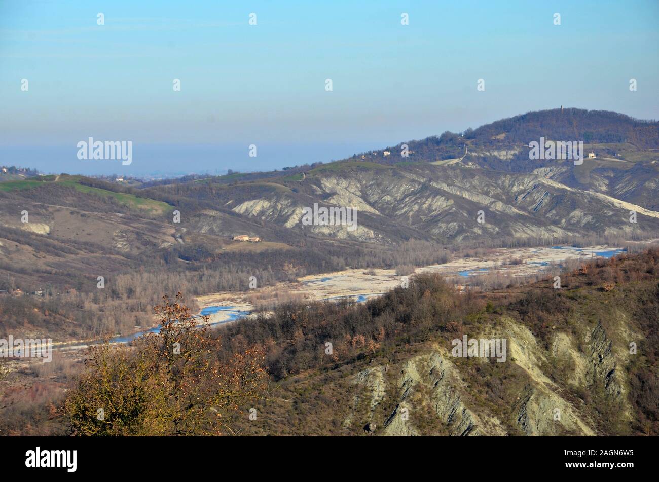 Il fiume Enza fluisce nella vallata appenninica situato al confine fra le province di Parma e Reggio Emilia Foto Stock