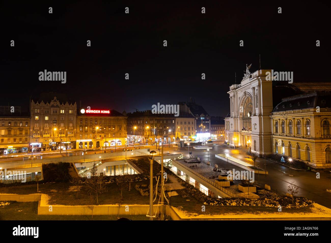 Tempo di notte vista del Kelti Palyaudvar stazione ferroviaria, Barros Ter Plaza, Budapest, Ungheria Foto Stock
