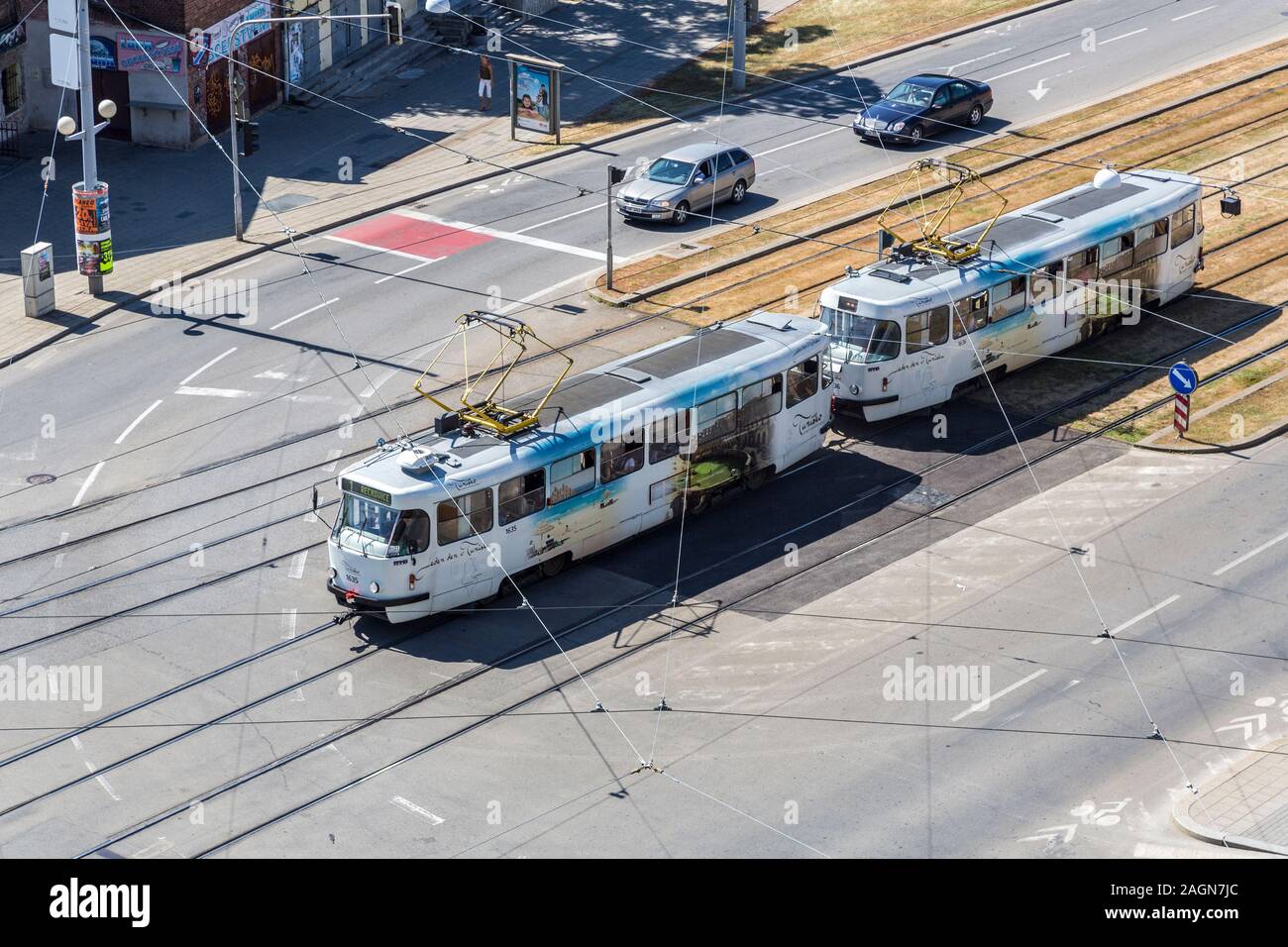 Tram di attraversamento stradale, Brno, Repubblica Ceca, Europa Foto Stock