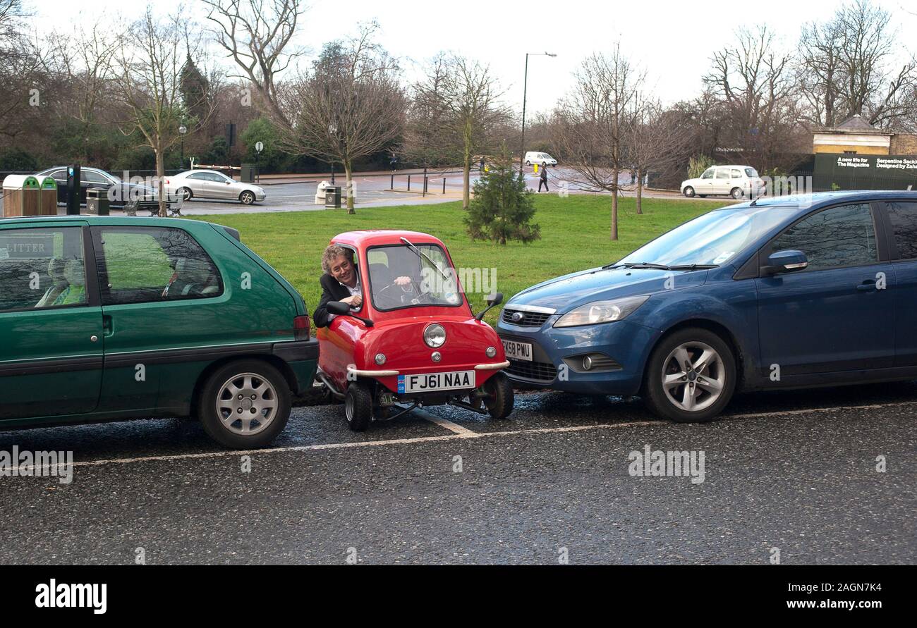 Un Peel P50 la più piccola auto in tutto il mondo viene testato in viaggio in giro per le strade e gli uffici di Kensington. Foto Stock