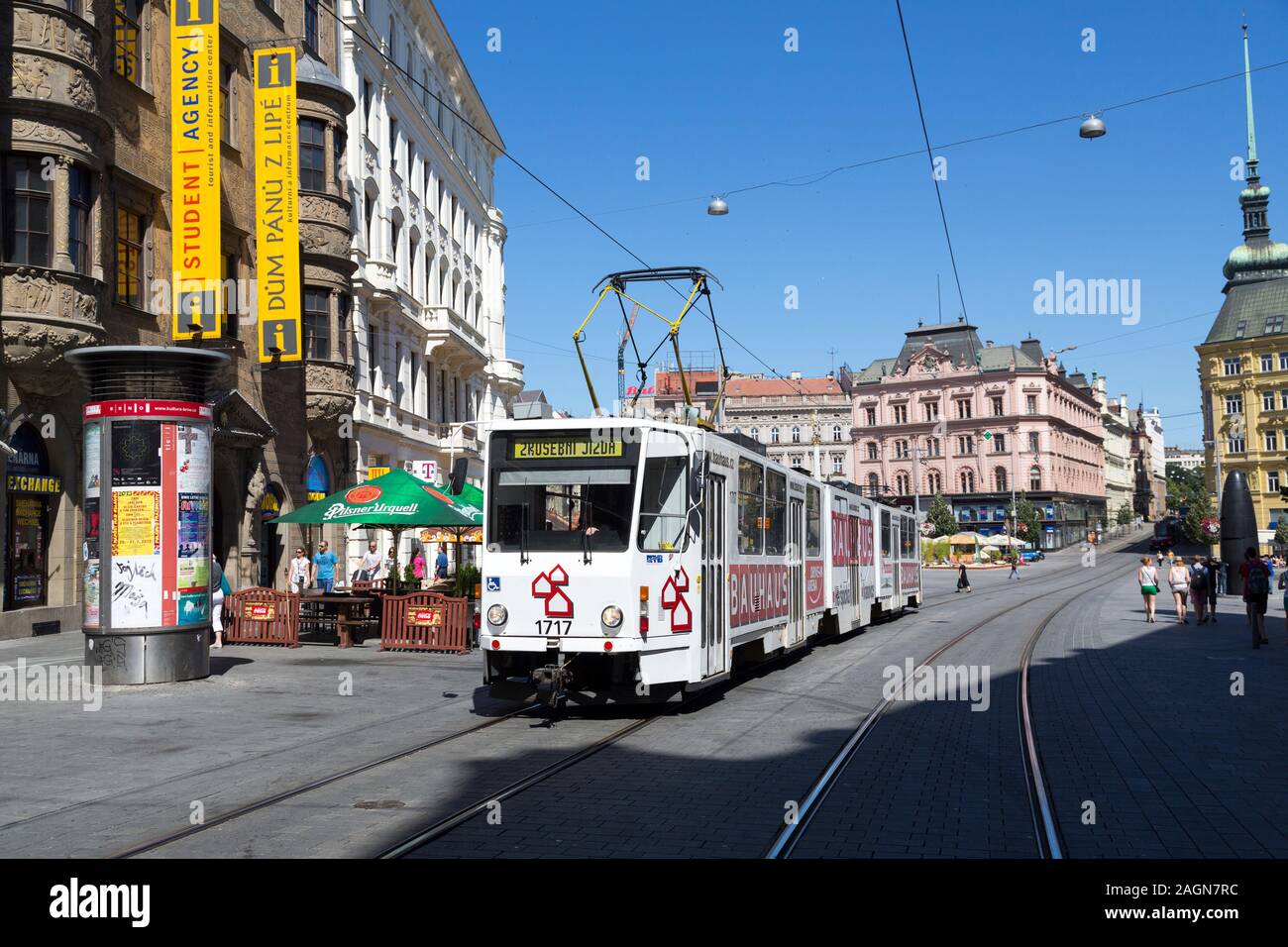 Il tram in via dello shopping in Piazza della Libertà, Brno, Repubblica Ceca, Europa Foto Stock