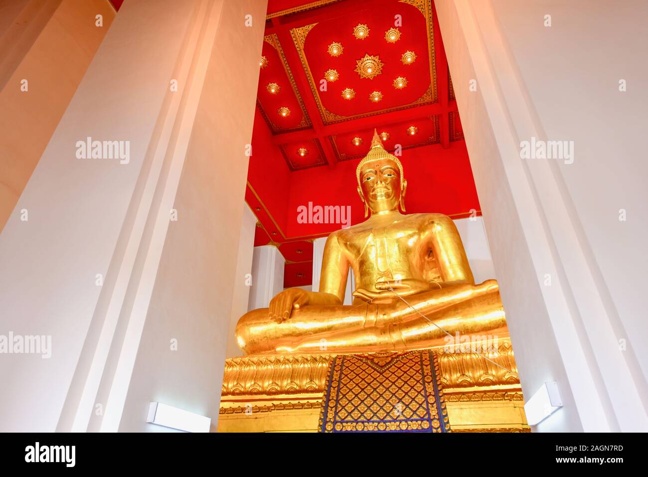 Buddha Seduto Dorato A Wat Mongkhon Bophit A Bangkok, Tailandia Foto Stock