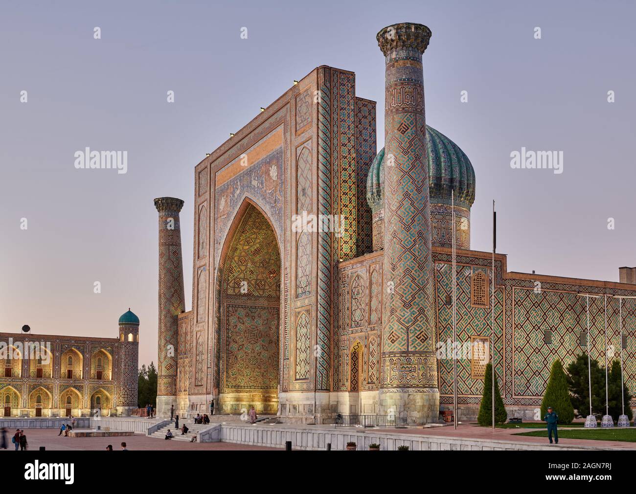 Illuminata Sher-Dor-Madrasah al famoso Registan di Samarcanda, Uzbekistan in Asia centrale Foto Stock