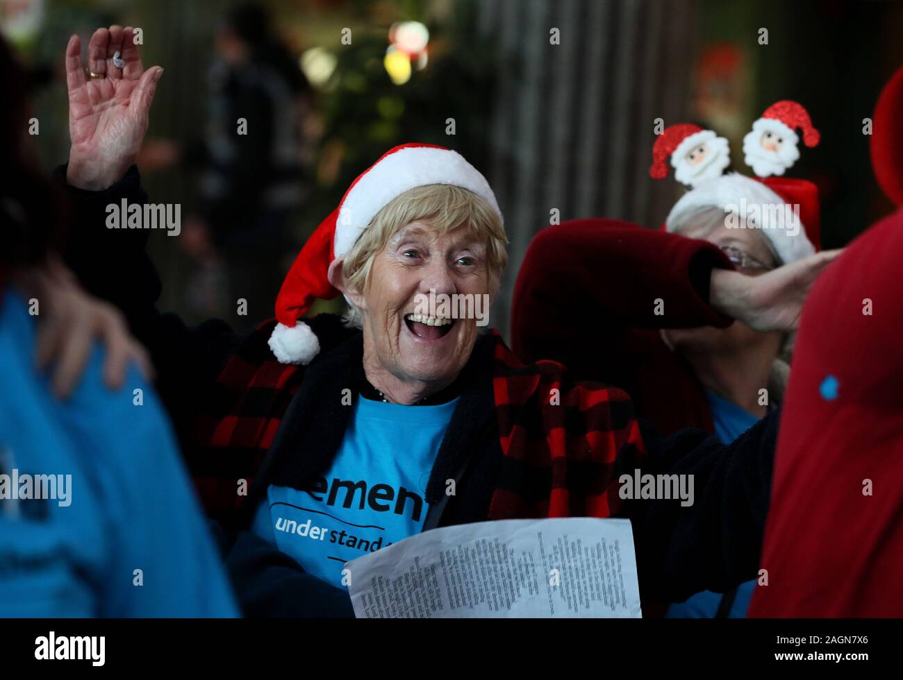 Alice McGregor, (sinistra) e Renee Confrey (destra) membri della corsia di memoria coro, un coro per le persone anziane che accoglie membri che vivono con demenza, durante i loro canti di Natale il considerando A Busaras a Dublino. Foto Stock