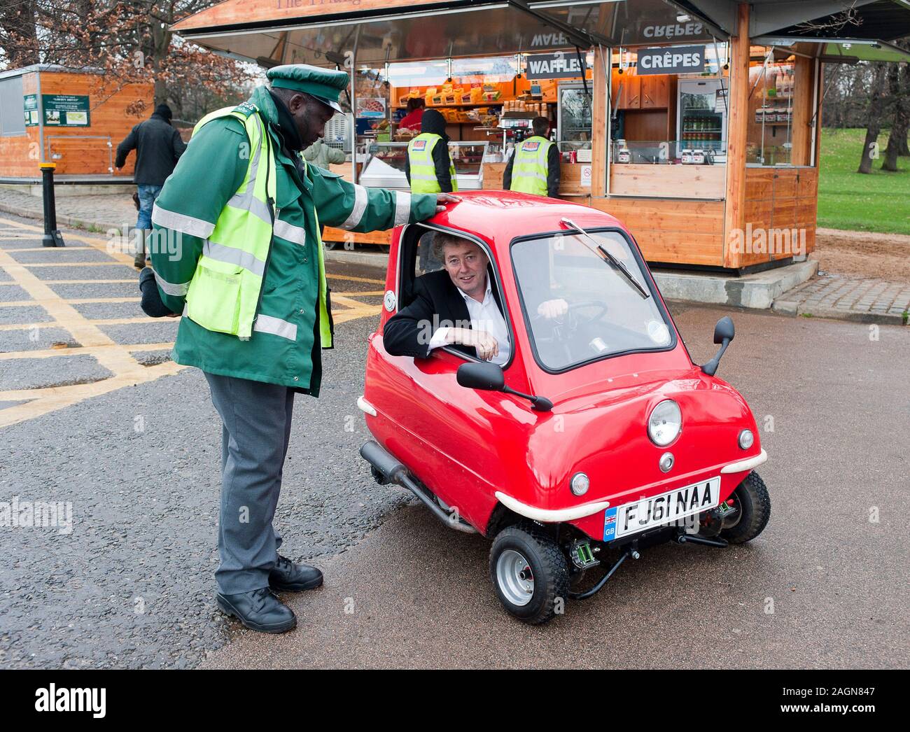 Un Peel P50 la più piccola auto in tutto il mondo viene testato in viaggio  in giro per le strade e gli uffici di Kensington Foto stock - Alamy