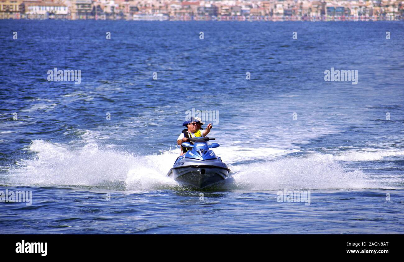 La manga, Murcia, Spagna, 2 Agosto 2010: due senior tourist uomini godendo di un acqua scooter in un caldo pomeriggio d'estate in acque poco profonde di Span Foto Stock