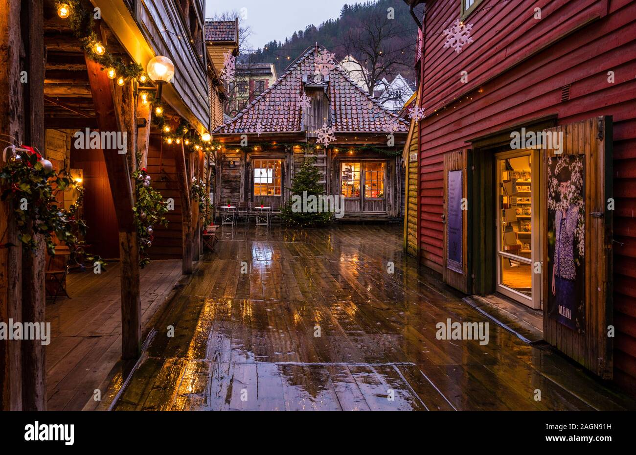 Natale umido sul Unesco-elencati Bryggen a Bergen, Norvegia Foto Stock