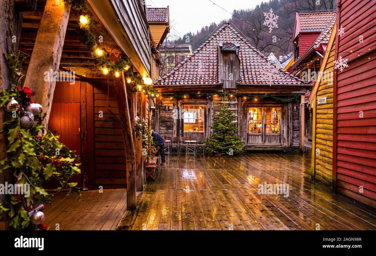 Natale umido sul Unesco-elencati Bryggen a Bergen, Norvegia Foto Stock