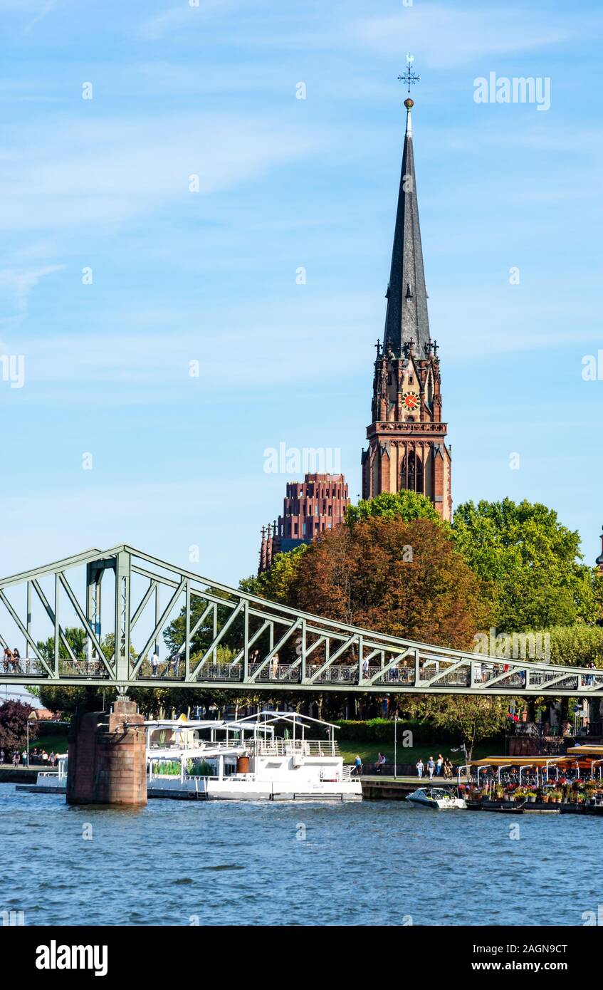 Francoforte, Germania - 15 settembre: Il principale fiume waterfront a Francoforte in Germania il 15 settembre 2019. La Foto presa dal Mainkai con vista Eisern Foto Stock